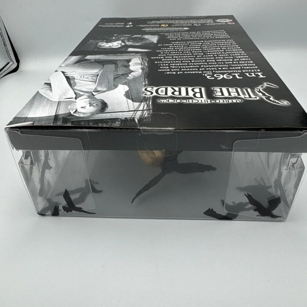 2008 The‎ Birds Barbie Doll - Black Label - Alfred Hitchcock 1963 Movie L9633
